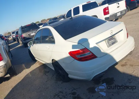 2012 Mercedes-Benz C 300 Sport 4Matic z USA, uszkodzony, nr VIN WDDGF8BB1CR192013